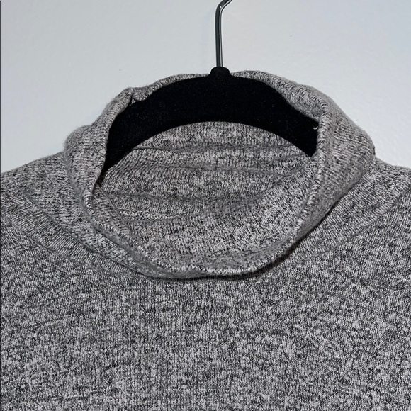 Gray turtleneck with thumb holes - Picture 4 of 8